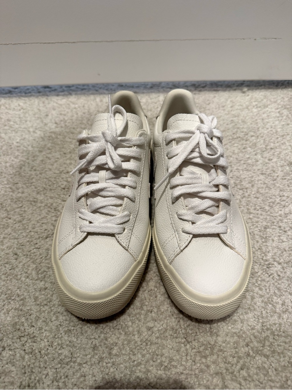 NEW Veja Women’s V-10 Sneakers in White and Cream - Picture 3 of 6